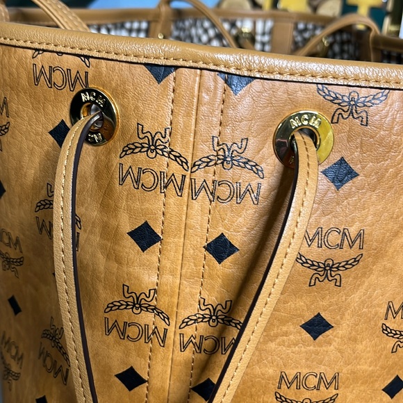 MCM Reversible Medium Visetos Tote Bag - Picture 6 of 10